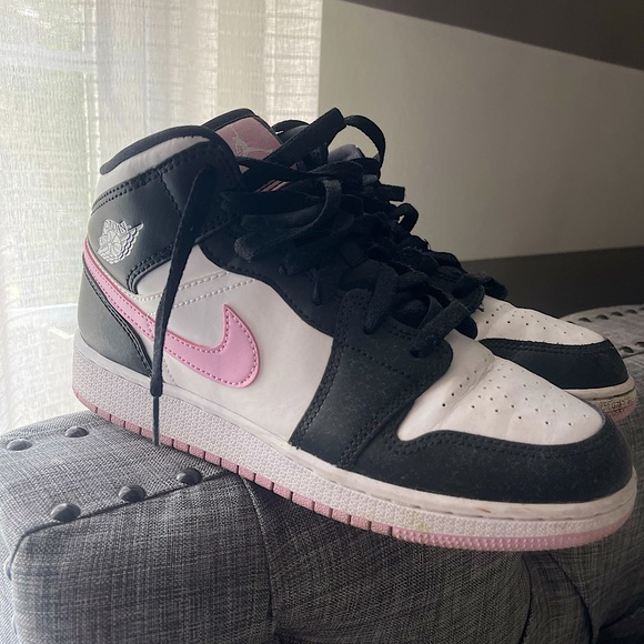 Black And Pink Air Jordan’s - Picture 1 of 3